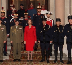 Su Majestad la Reina junto a los oficiales participantes en el Relevo Solemne de Guardia, celebrado en el Palacio Real de Madrid